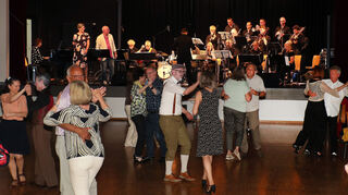 Die Galapagos Bigband sorgt bei der Ballroom Night für Tanzlaune.
