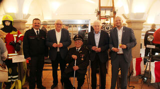 Freuen sich über Jubiläum und Ausstellung: Kommandant Andrea Danieli (v. l.), der Oftersheimer Altbürgermeister Helmut Baust, Ehrenkommandant Georg Wiesner, Altbürgermeister Siegwald Kehder und Bürgermeister Pascal Seidel.