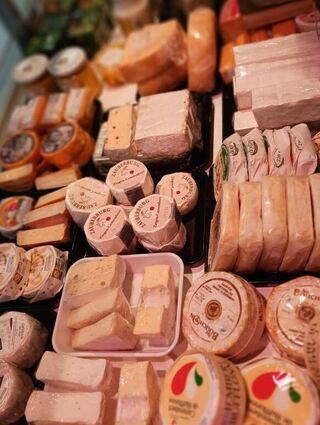 Aromatische Leckereien: Von der „Allgäuer Käse-Hexe“ gibt es Hart- und Weichkäsespezialitäten aus dem Allgäu und anderswo.