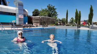 Endlich wieder unter freiem Himmel schwimmen: Ab 12. Mai ist das im Aquadrom wieder möglich. Zum Start gibt es eine kleine Muttertagsparty.