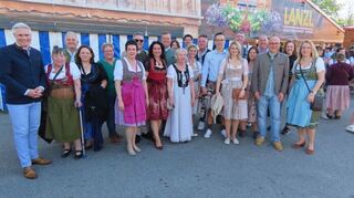 Groß war dieses Mal die Schwetzinger Delegation – die hier vor dem Festzeltbesuch mit den Gastgebern zu sehen ist.
