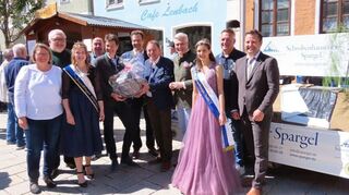 Die Schwetzinger Spargelkönigin Emilia I. inmitten des Empfangs in Schrobenhausen zum Spargelanstich.