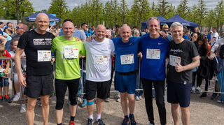 Spargellauf 2024 in Schwetzingen: Die (Ober-)Bürgermeister-Laufgruppe ist im Ziel Dirk Elkemann (v. l.), Timo Wangler, Pascal Seidel, René Pöltl, Ralf Göck, Matthias Steffan.