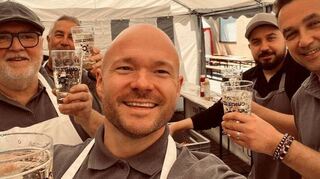 Sie sind seit Jahren ein fester Bestandteil des Festes in Plankstadt: die „Grillengel“. Sie bewirten die Gäste, die sich außerdem an der „Mini-Bar“ verköstigen lassen können.