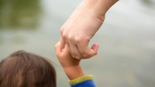 An die Hand nehmen und Eltern im Alltag Orientierung geben: Das soll der Elternstützpunkt in Oftersheim bezwecken. Wie das genau funktioniert, darüber spricht die Integrationsbeauftragte Britta Josupeit.