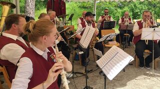 Beim Waldfest des Musikvereins Reilingen spielt die Blasmusik kräftig auf. Mehrere Ensemble sorgen für Abwechslung auf der Bühne.