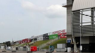 Blick von der Südtribüne auf den künftigen Standort des neuen Hotels und der „Motorworld“, mit denen die Weiterentwicklung des Standorts starten soll.