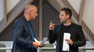 Initiator der Veranstaltung Daniel Born MdL (links) und Florian Wahl MdL in einer Diskussion zum vorausgegangenen Fachvortrag von Florian Wahl