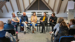 Sprechen bei der gut besuchten Podiumsdiskussion zum Thema „Gemeinsam gegen Einsamkeit“ im Museum Autovision: Altlußheims ehemalige Pfarrerin und jetzige Vor-standsvorsitzende der Kirchlichen Sozialstation Hockenheim Esther Kraus (v. l.), Initiator SPD-Landtagsabgeordneter Daniel Born, Ursula Fohl vom Deutschen Kinderschutzbund Mannheim, Initiator von „Keiner bleibt allein“ Christian Fein und der Vorsitzende des Ausschusses für Soziales, Gesundheit und Integration im Landtag Florian Wahl.