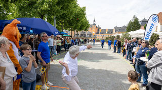 Beim Spargelweitwurf auf dem Schlossplatz in Schwetzingen legen sich die Teilnehmer mächtig ins Zeug.