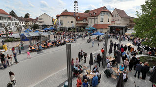 Blick von oben: So sieht der neu gestaltete und sanierte Platz nun aus. In der Mitte ist das Gemeindezentrum zu sehen.