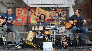 Die Musiker Jens Bohmüller (v. l.), Marcus Haag und Ulrich Haßfeld von „Funcoustic“ rocken gemeinsam in der Ortsmitte.
