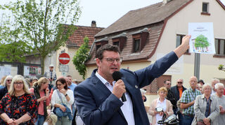 Bürgermeister Nils Drescher dankt den vielen Unterstützern.