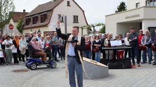 Dekan Uwe Lüttinger segnet die Fiedenslinde und den Platz.