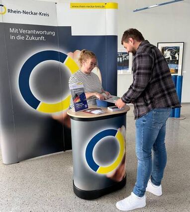 Das Landratsamt informiert an einem Infostand im Foyer über die Kreistags- und Europawahl.