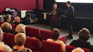 Regisseur und Filmemacher Benjamin Wagener (l.) und Sprachexperte Michael Landgraf haben im voll besetzten Central Kino viele spannende Hintergrundgeschichten zum neuen Teil ihres Pfälzer Filmprojekts zu berichten.