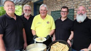 Rainer Limmer (v. l.), Peter Schöttler, Roland Frei, Maximilian Schwab und Jochen Montag von den Enderle Chuchis haben Spargel und Pfannkuchen im Angebot.