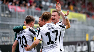 Jubel zum 2:0: Timo Königsmann (Torwart, 22), Tim Luis Maciejewski (SVS, 20), Patrick Greil (SVS, 24), David Otto (SVS, 17), Felix Göttlicher (SVS, 21).
