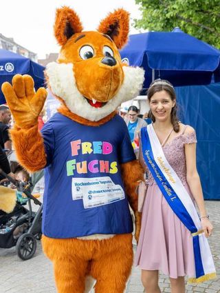 Fred Fuchs von der Schwetzinger Zeitung und Spargelkönigin Emilia I posieren.
