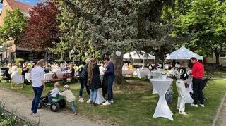Es ist einiges los am „Weißen Samstag“ in Hockenheim. Viele Menschen sind gekommen, um bei den Ständen mit regionalen Leckereien zu stöbern.