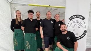 Das Team vom Wirtshaus „Güldener Engel“ ist fleißig am Bewirten – den Gästen schmeckt’s.