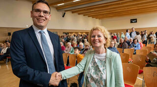 Die in der Stichwahl unterlegene Kandidatin Ingeborg Bamberg gratuliert dem neuen Bürgermeister Kevin Weirether sehr herzlich.