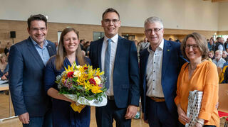 Glückwunsch zur Wahl: Reilingens Bürgermeister Stefan Weißbrod (l.) und Altlußheims Gemeindeoberhaupt Uwe Grempels (2. v. r.; mit seiner Frau Claudia) gratulieren Ann-Kathrin und Kevin Weirether.