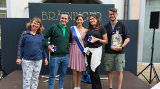 Spargelbäuerin und Moderatorin Elfriede Fackel-Kretz-Keller (l.) sowie Spargelkönigin Emilia (M.) ehren die schnellsten Schäler Hesam (v. l.), Daniela und André.