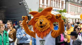 Auch TV-Maskottchen „Schorsch“ freut sich über einen gelungenen Wurf – den Sieg überlässt er aber anderen.