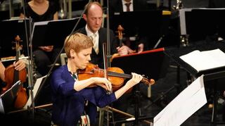 Isabelle Faust beim Konzert mit dem französischen Sinfonieorchester Les Siècles bei den Schwetzinger Festspielen.