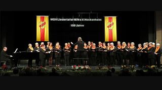 Der Jubilar übernimmt auch die Unterhaltung der Festbankett-Gäste in der Stadthalle: Der Frauenchor des MGV Liedertafel 1874 unter der Leitung von Frank Christian Aranowski steuert die Stücke „Die Meere“ und „Schau, was Liebe ändern kann“ zum Programm bei. Wie die beiden anderen Ensembles erntet er dafür großen Applaus.