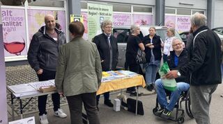 Zahlreiche Passanten nutzen den Infostand zum Protesttag zur Gleichstellung von Menschen mit Behinderungen, um gezielt Fragen zu stellen.
