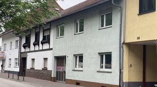 Nicht nur, dass den Ratsmitgliedern die Planung zum Umbau des Wohnhauses in der Mitte nicht zusagt, sie zeigen sich verärgert darüber, dass der Bauherr mit der Umgestaltung bereits ohne Genehmigung begonnen hat.