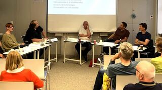 Auf dem Podium in der Volkshochschule diskutieren Karl Rupp (v. l., SFW), Dr. Susanne Hierschbiel (Grüne), ADFC-Vorstandssprecher Florian Reck, Werner Zieger (ISS), Robin Pitsch (SPD), Markus Bürger (CDU) und ADFC-Kassenwart Dr. Uwe Reichert über Lösungen für ein fahrradfreundliches Schwetzingen.