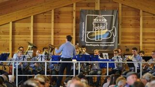 Die Stadtkapelle bewirtet ihre Gäste in der Waldfesthalle nicht nur, sie unterhält sie auch musikalisch mit der „Hockenheimer Blasmusik“.