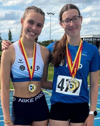 Fabienne Reinmuth (l.) und Katharina Ecker räumen bei der Kreismeisterschaft in Brühl ab.