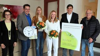 „Frischer Wind“ für die Zahnarztpraxis: Ramona Drexler (v. l.) und Stefan Weisbrod informieren sich bei Claudia Wülfinghoff, Dr. Simone Späh, Helge-Thomas Grathwol und Eberhard Vögele an der Anmeldung über den aufwendigen Ausbau der Räume.