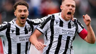 Rouwen Hennings (r.) – hier mit Christoph Ehlich nach dem 2:0 im badischen Pokal gegen Mannheim – ist beim SV Sandhausen seit Monaten zum Zuschauen verdammt und könnte dem Hardtwald am Saisonende den Rücken kehren.