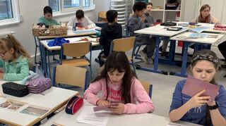 Die Dritt- und Viertklässler der Schule am Kraichbach erfahren beim Besuch der beiden Arche-Mitarbeiterinnen einiges über die Aspekte des fairen Handels – und unter anderem auch, wie Schokolade entsteht.