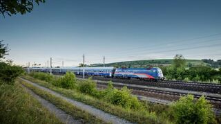 Die Österreichischen Bundesbahnen (ÖBB) bieten Autozug-Verbindungen an.