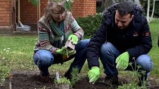Gemeinsam wurde an der Villa Ecarius ein Wildkräutergarten angelegt. Hier zeigt Irmgard Münch-Weinmann, wie das am besten funktiuoniert.