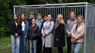 Freuen sich über den neu gestalteten Ort in Eppelheim: Lara (von links), Sophie, Nils, Dana, Raphael, Silas Gundt , Melisa Tink, Bürgermeisterin Patricia Rebmann, David Stoiber und Kirsten Hübner-Andelfinger.