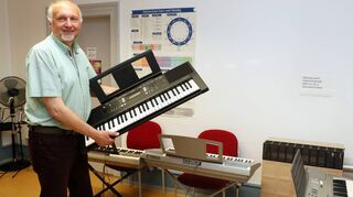 Alles wird vorbereitet für den bevorstehenden Umzug: Musikschulleiter Christian Palmer packt im Keyboardraum in der Heidel-berger Straße Instrumente für den Transport in die neuen, wesentlich größeren Räumlichkeiten zusammen.
