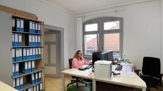 Letzte Arbeitstage in der Heidelberger Straße: Jasmin Gamer im Sekretariat der Volkshochschule steht in Kürze in der Arndtstraße ein größeres Büro zur Verfügung.