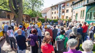 Großer Andrang im Garten der Villa Meixner in Brühl: Die Radtourteilnehmer genießen die dritte Station der musikalischen Fahrradtour bei bestem Wetter.
