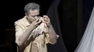 Schauspieler Michael Rothschopf ringt mit sich auf der Bühne als Bildhauer Pygmalion.