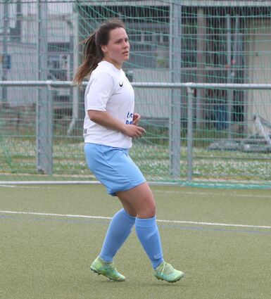 Lena Dittmann ist auch beim Männerspiel voll auf der Höhe.