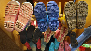 Gummistiefel von Kindern sind an einem Gestell aufgereiht – wird das in den Kindergarten von Oftersheim künftig teuerer?
