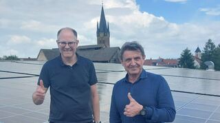 Daumen hoch: Auftragnehmer, vertreten durch SO.LE-Geschäftsführer Rudi Lehmayer, und Auftraggeber, vertreten durch KWG-Geschäftsführer Christian Bickle, freuen sich über die erfolgreiche Projektabwicklung.