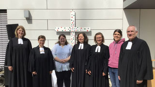 Die neue Diakonin Hannah Mautner (3. v. l.) freut sich gemeinsam mit Anne Mautner (v. l.), Pfarrerin Katharina Treptow-Garben, Pfarrerin Eva Weisser, Lehrvikarin Johanna Falkenhahn, Pfarrerin Eva Leonhardt und Pfarrer Michael Dahlinger.